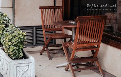    استفاده از میز و صندلی های مدرن و چوبی